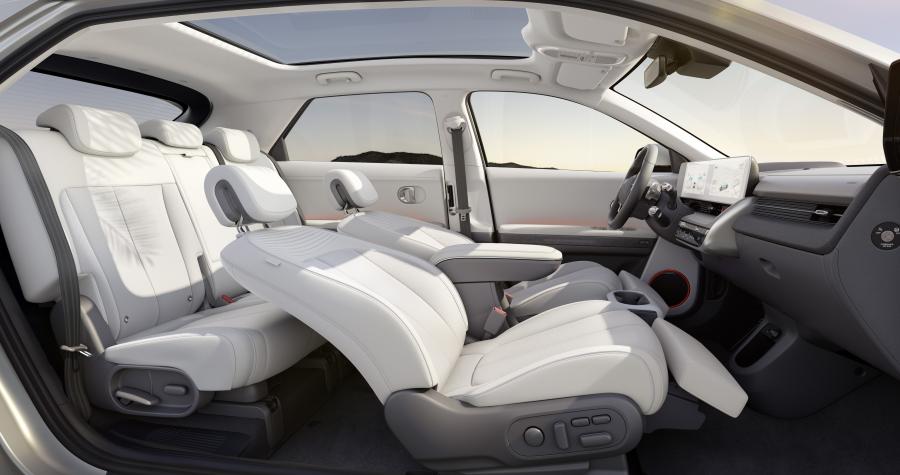 Интерьер Hyundai IONIQ 5 2021 года  (WW) (фото 3 из 20)